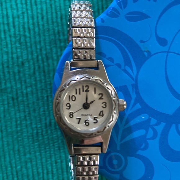 Elegant Silver Women's Quartz Watch - Picture 4 of 6